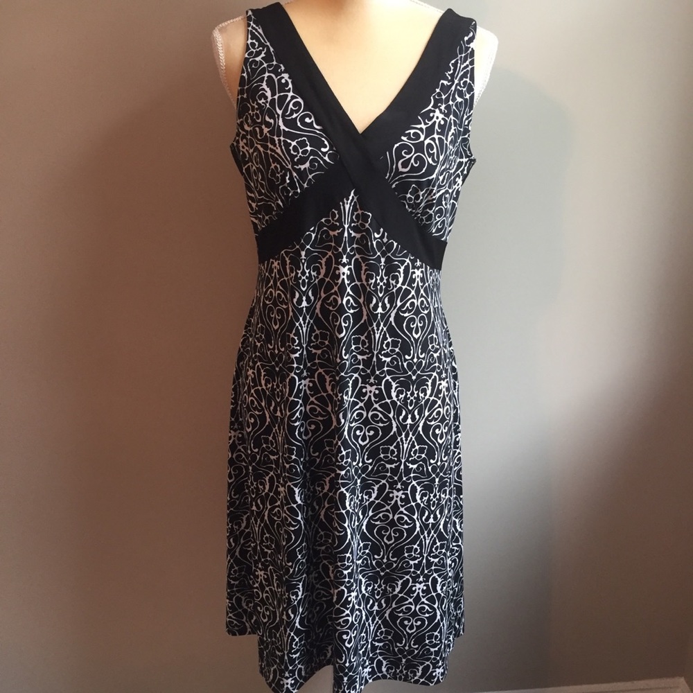 Tahari dress back and white size medium